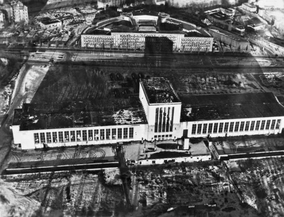 Casa de comerț. Clădirea a fost distrusă aproape în totalitate și reconstruită în 1946.