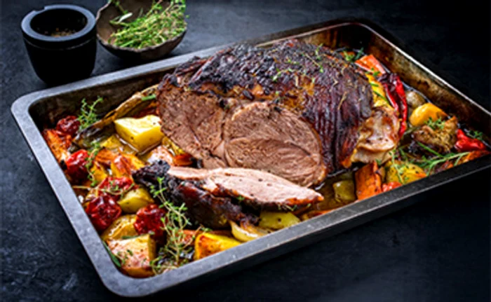 
    Florin Marin hrăneşte ovinele cu orz, porumb şi lucernă  