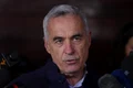 Candidatul independent Călin Georgescu face declarații de presă, în Izvorani, județul Ilfov. FOTO Inquam Photos / Octav Ganea