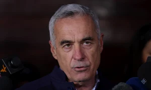 Candidatul independent Călin Georgescu face declarații de presă, în Izvorani, județul Ilfov. FOTO Inquam Photos / Octav Ganea