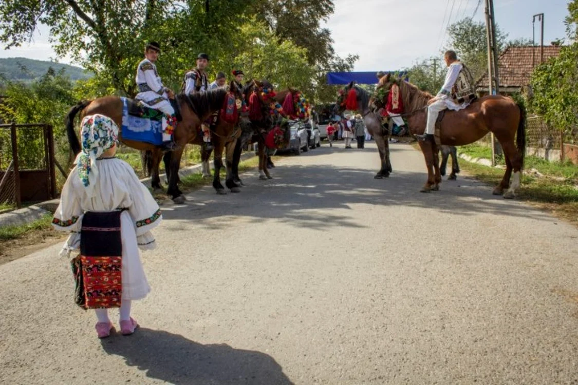 Tradiţiile de Paşte din Mureş sunt fugăritul „Pogăniciului”, strigatul fetelor din turla bisericii, dar şi udatul fetelor cu parfum de către bărbaţi