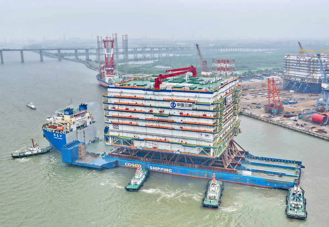 Structura plutitoare, construită în portul  Nantong, are o greutate de 25.000 de tone