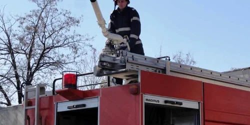  Folosirea tunului cu apă i-a impresionat pe micuţii vizitatori