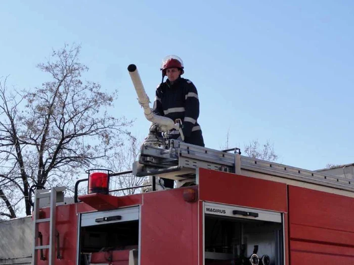 Folosirea tunului cu apă i-a impresionat pe micuţii vizitatori