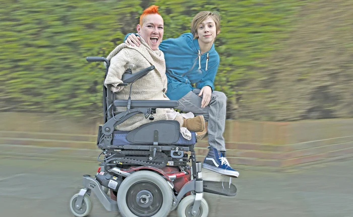 Legătura sentimentală dintre Parys şi mama lui depăşeşte cu mult limitele normalităţii