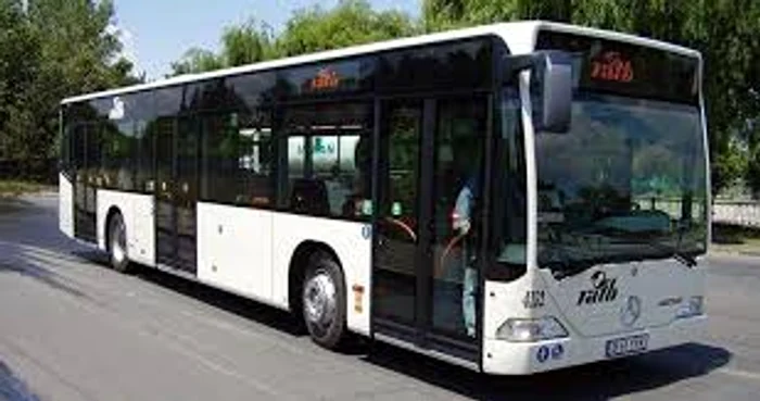 
    Călătorii sunt obligați să poarte mască în toate mijloacele de transport în comun  