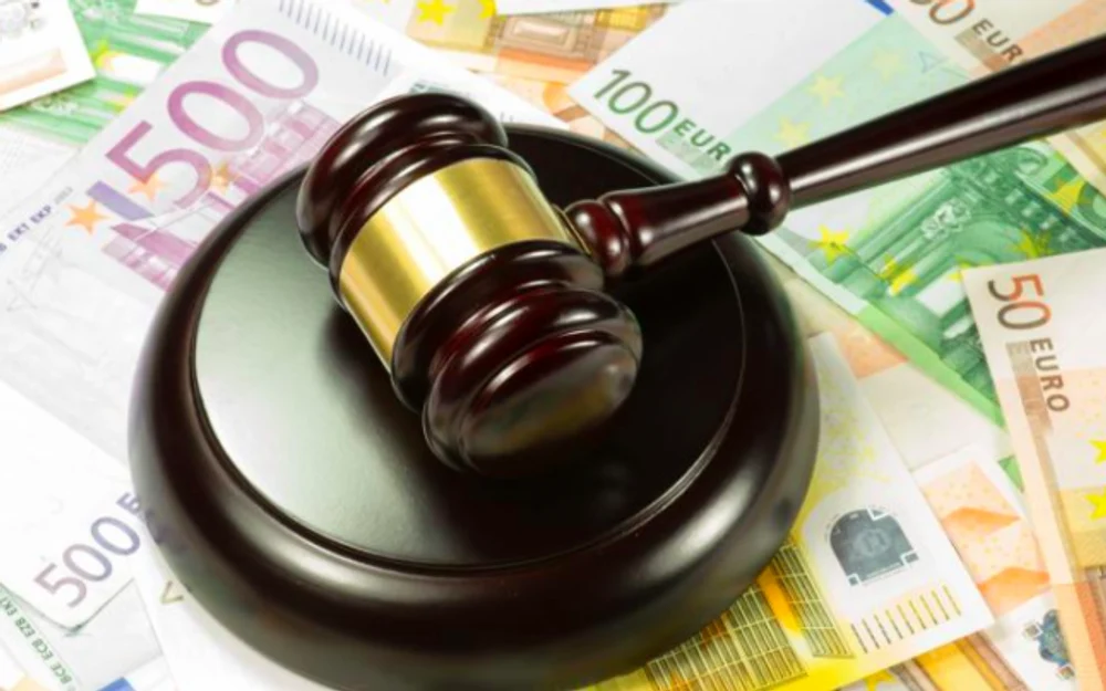 Un bărbat concediat abuziv a refuzat sumele compensatorii. A câștigat în instanță despăgubiri de trei ori mai mult