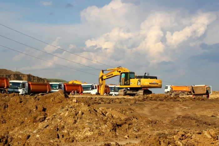 Autostrada prinde contur pe lotul 4. FOTO: Daniel Guţă. ADEVĂRUL.