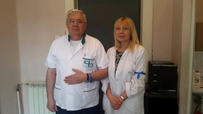 Medicii de la Maternitatea "Odobescu" poartă banderole albastre la braţ