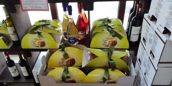 Cozonacii Boromir în magazinul de prezentare şi desfacere de la poarta fabricii din Râmnicu Vâlcea - Boromir Pan Cafe Foto Daciana Stoica