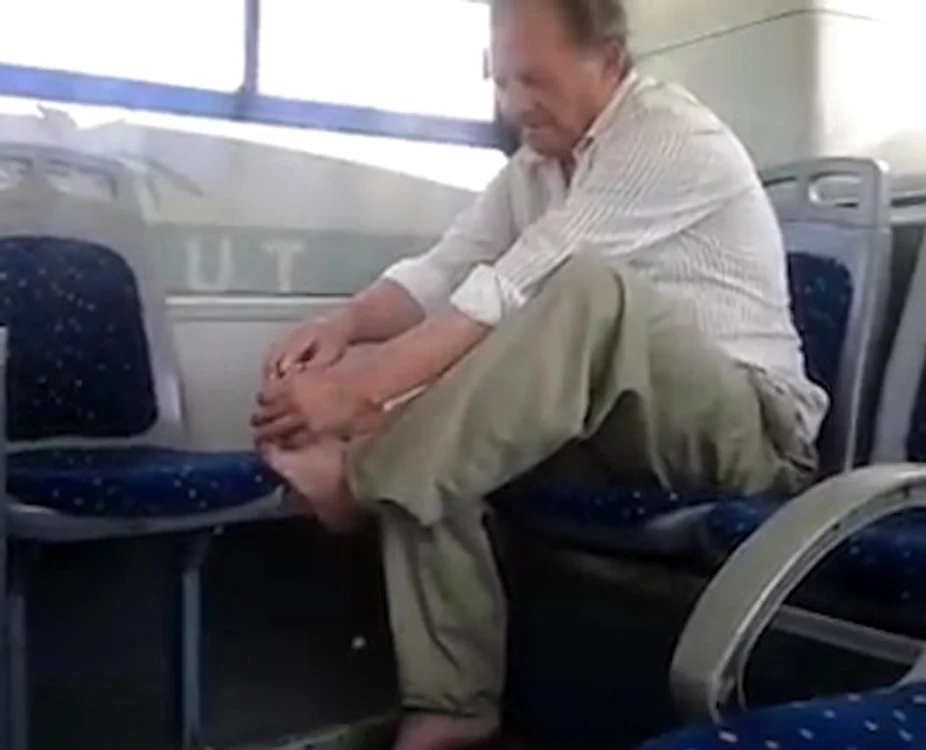 S-a descălțat de sandale și a început să-și taie unghiile degetelor de la picioare