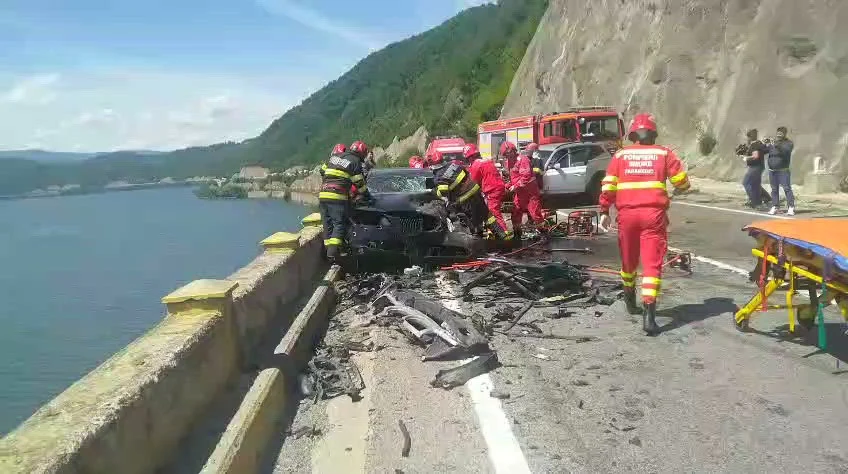 Accident grav pe DN6, în Mehedinți. Două persoane sunt încarcerate, traficul este blocat între Drobeta Turnu Severin și Orșova