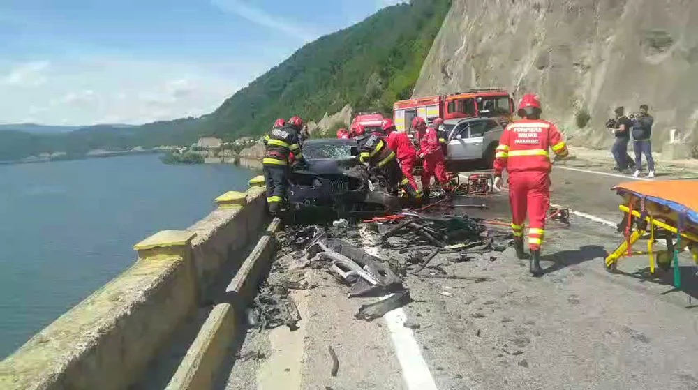 Accident grav pe DN6, în Mehedinți. Două persoane sunt încarcerate, traficul este blocat între Drobeta Turnu Severin și Orșova