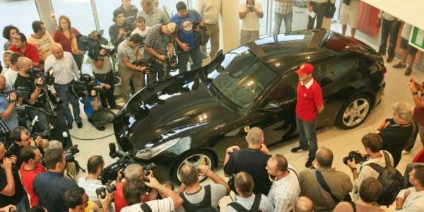 Noul Ferrari Four costă 220.000 de euro 