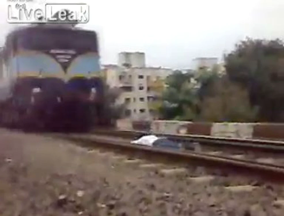 Incredibil tupeul tânărului din clip