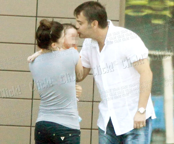 Zsolt şi-a pupat cu foc „comorile” înainte să urce în maşină şi să plece cu soţia spre aeroport