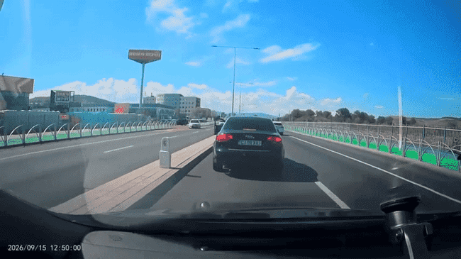 Accident inexplicabil pe un drum din Cluj. Un tânăr a coborât brusc din mașină şi a traversat printre maşini, fiind izbit în plin