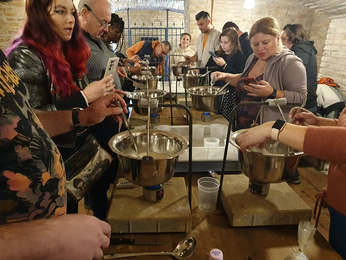 Numărul minim de participanți la curs este de 12