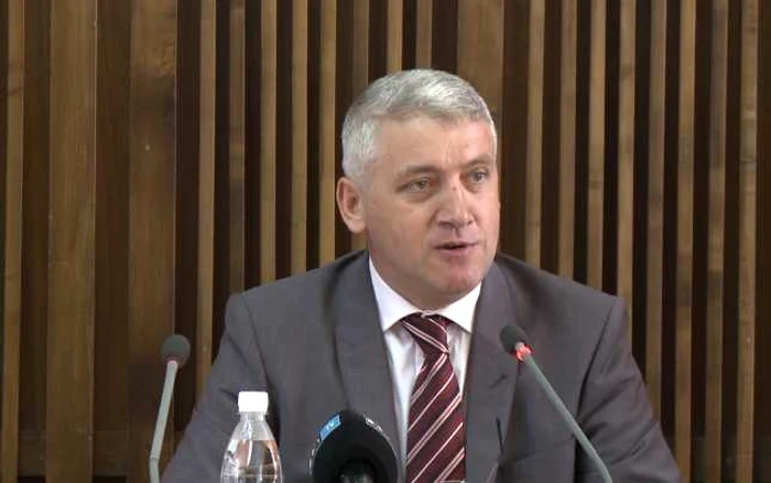 Adrian Ţuţuianu a mai spus că Volintiru a început o serie de întâlniri cu diverşi oameni din PDL, pentru „funcţii” şi că la dat jos pe adjunctul de la Finanţe