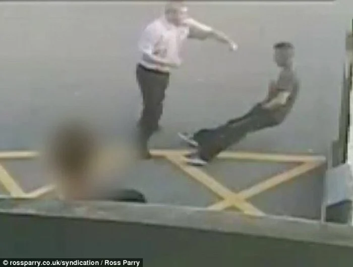 VIDEO Soţul încornorat, omorât de amant cu un singur pumn