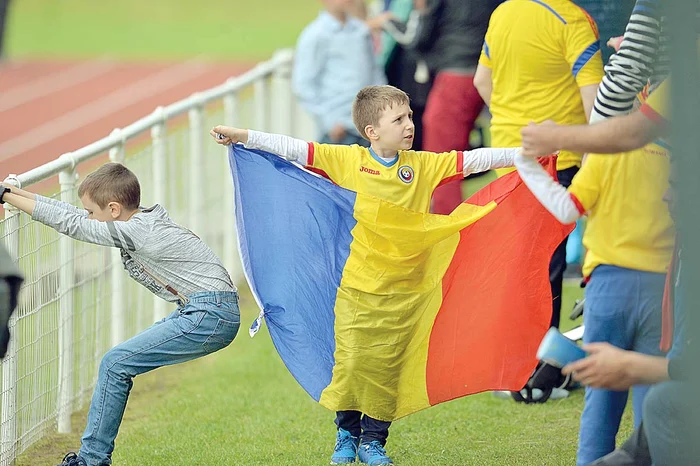 Copiii au venit în număr mare la antrenamentul naţionalei FOTOGRAFII: Mediafax