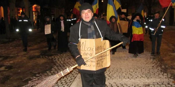 Florin Cătălinoiu i-a ”măturat” pe guvernanți