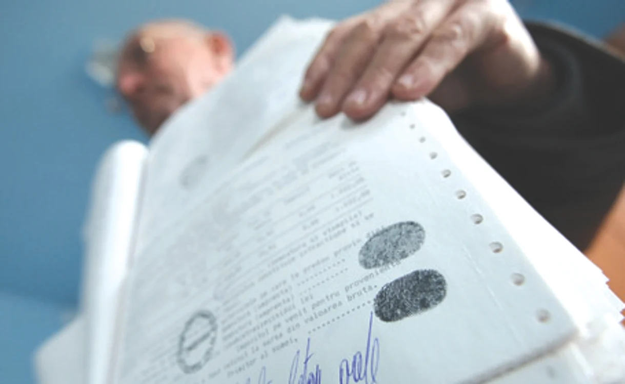Deşi semna cu degetul, individul a păcălit statul de 1 milion de euro