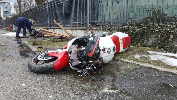 Un motociclist a accident grav un pieton în timp ce fugea de un echipaj de poliţie. FOTO: Alexandru Cherecheş