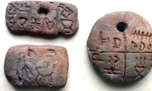 Replici ale tăbliţelor de la Tărtăria, prezentate într o expoziţie la Miercurea Ciuc jpeg