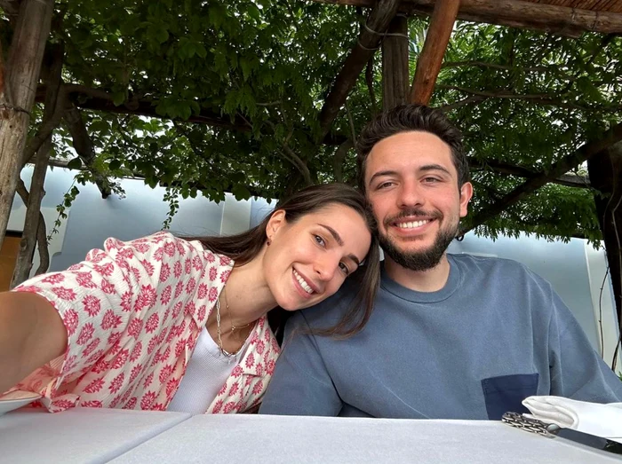 Rajwa și Hussein selfie Insta PNG