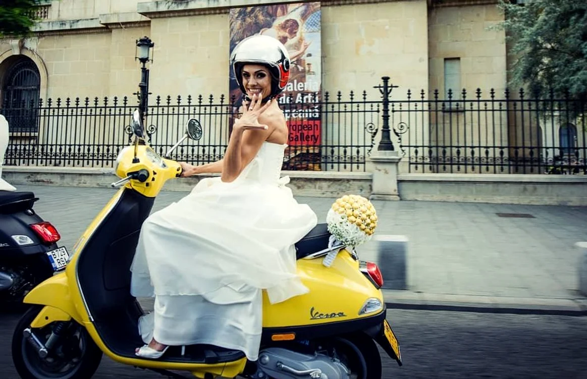 
    Adriela Morar şi soţul ei şi-au făcut apariţia pe scutere la nuntăFoto: arhivă personală  