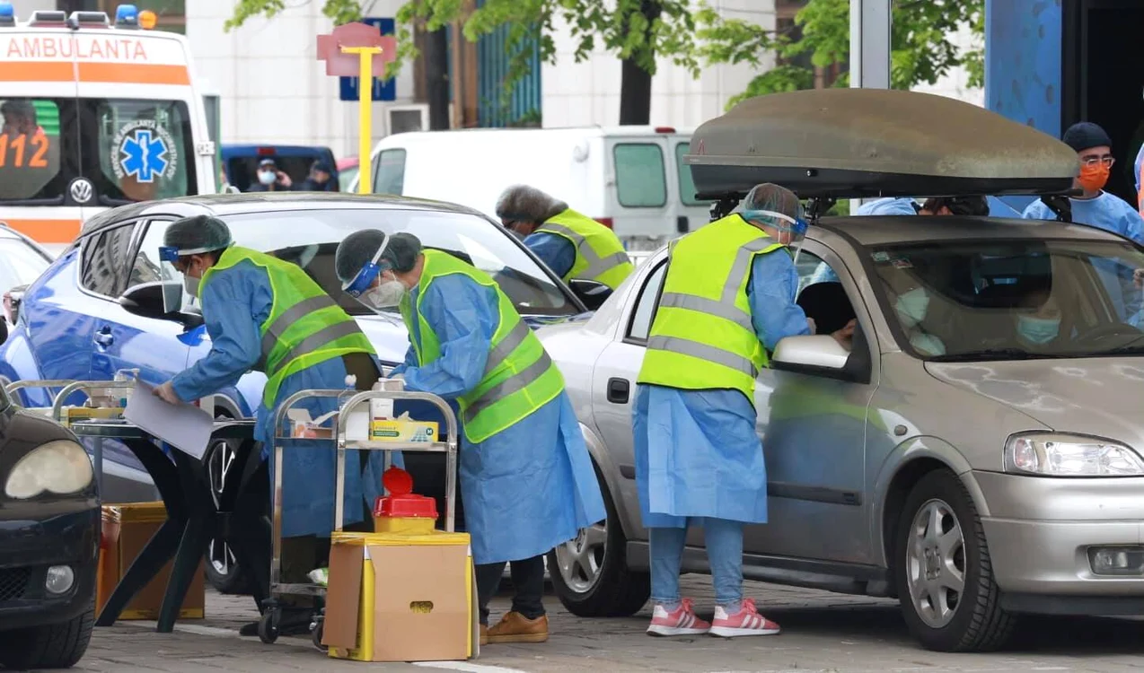 S-au înființat centre drive-thru și maratoane de vaccinare