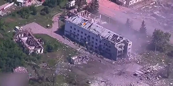 Clădire distrusă de bomba de trei tone, folosita de armata rusa   Foto X jfif