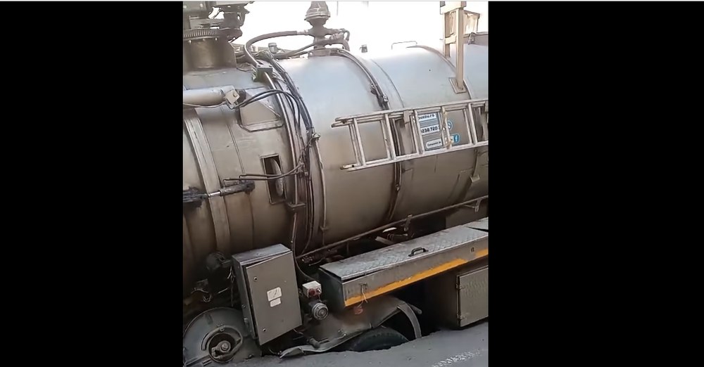 O autoutilitară a Companiei de Apă Buzău a căzut într-o groapă apărută brusc în asfalt pe o stradă. Explicația surprinzătoare a operatorului