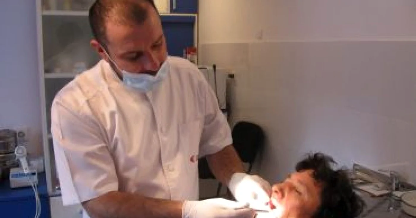 Târgu-Jiu: Medicul Alin Ciulpan consultă o pacientă