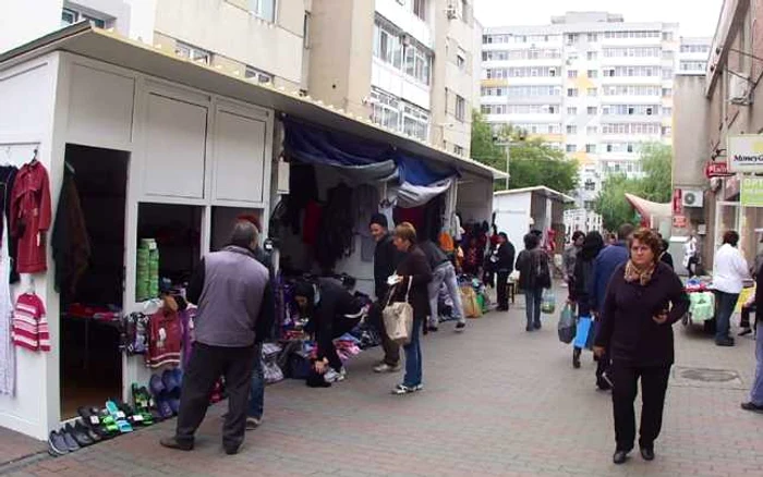 Albul noilor tonete de vânzare a schimbat aspectul de la intrarea în piaţa Zahana (Foto: Mugurel Manea)