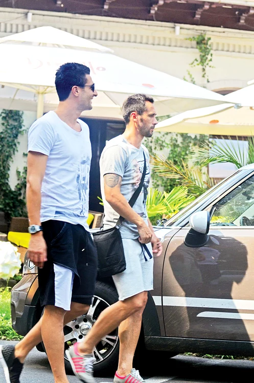 
    Emil Dică şi Daniel Niculae  au luat masa în Herăstrău după ce au terminat  negocierile cu RapidFoto: Alex Muscaliu  