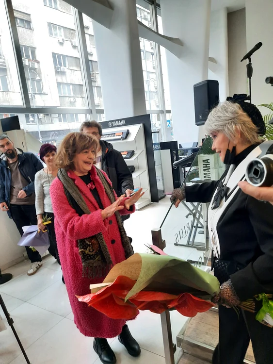 Poeta Ana Blandiana s-a bucurat foarte mult de revederea cu Margareta Pâslaru / foto: Click!