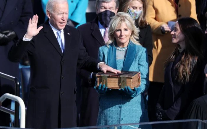 Joe Biden depunând jurământul pe o Biblie aflată în familia de 127 de ani FOTO EPA-EFE