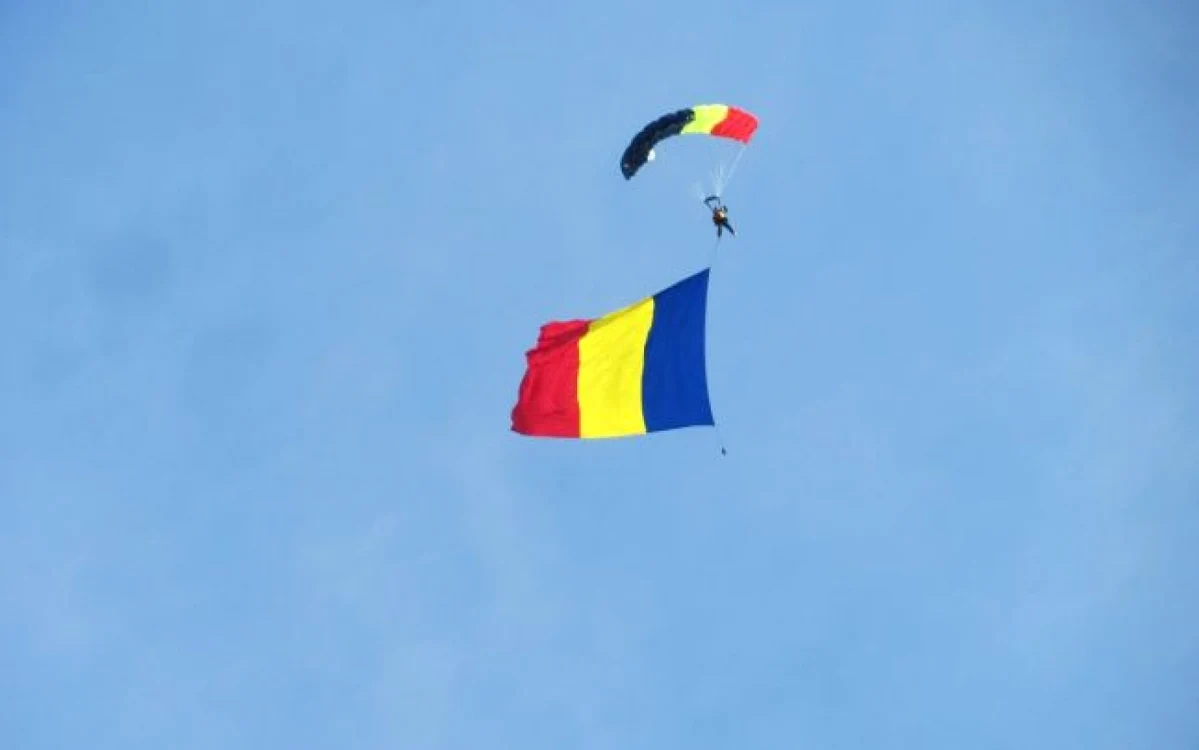 Paraşutist la un spectacol aviatic din 2014  FOTO Adevărul