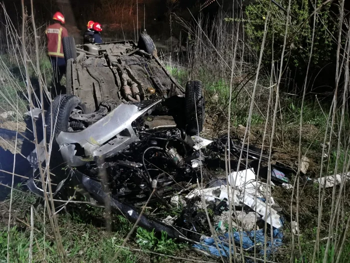 Masina distrusa in accident foto isu