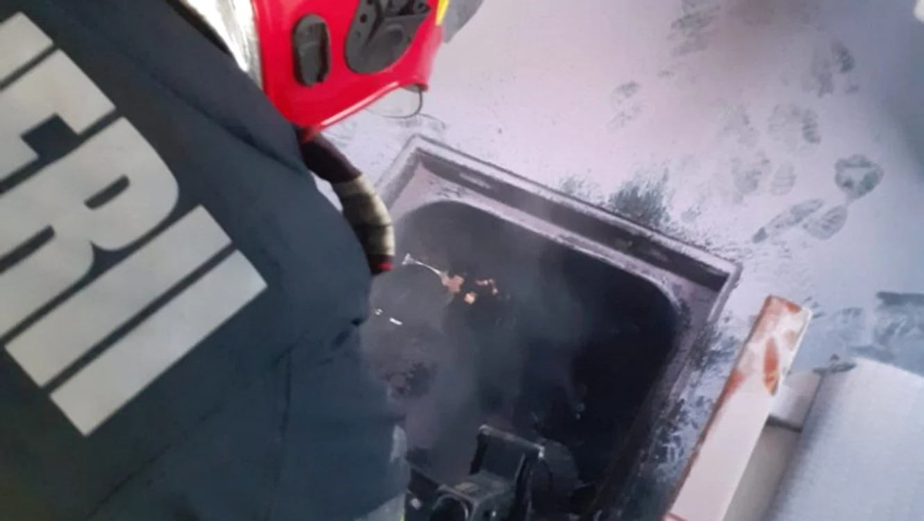 Focul ar fi pornit de la compartimentul motor FOTO ISU Cluj