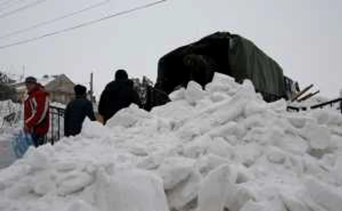 Intervenţia Brigăzii 10 Geniu în zonele sinistrate. FOTO: NICOLETA BUTNARU