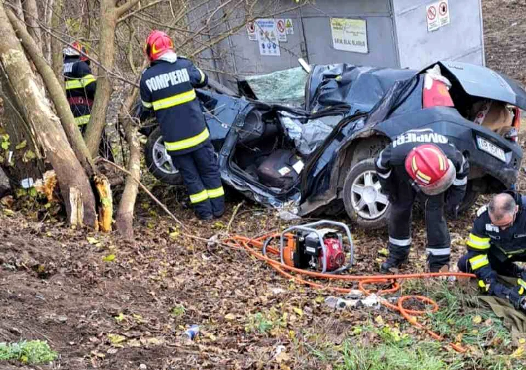 Mașina a fost distrusă în totalitate FOTO ziarulunirea.ro