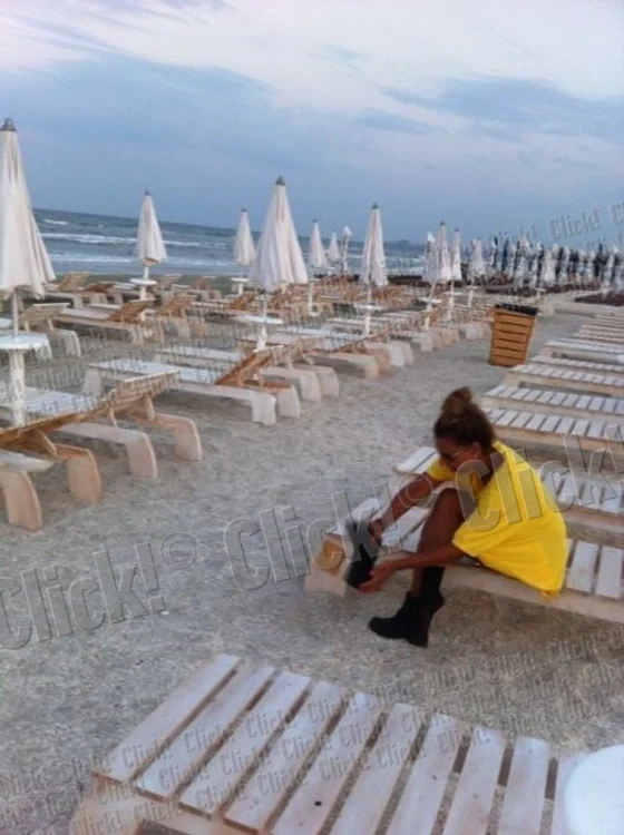 Mădălina Radu, echipată de munte, pe plajă