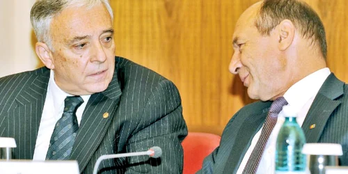 Mugur Isărescu, guvernatorul BNR (stânga), şi preşedintele Traian Băsescu