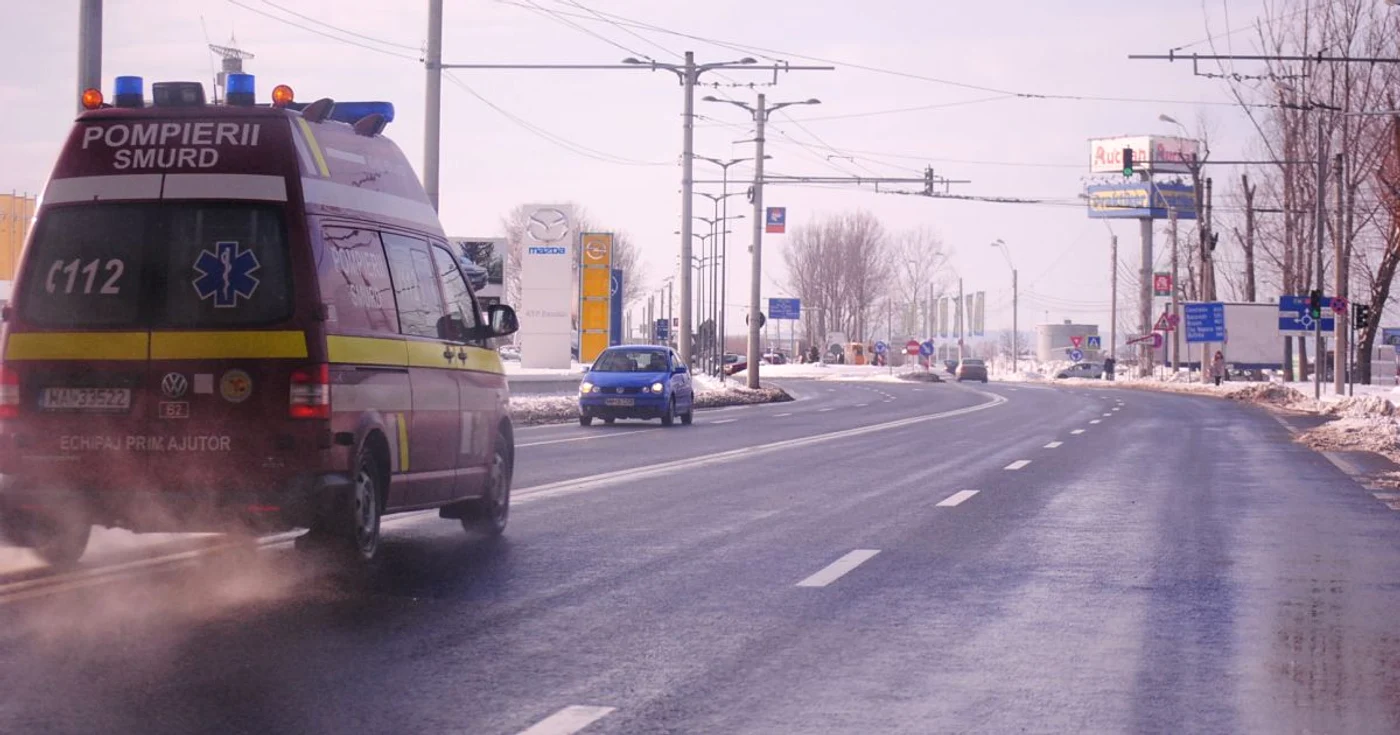 Adolescenta a fost trabsportată la spital. FOTOArhivă.