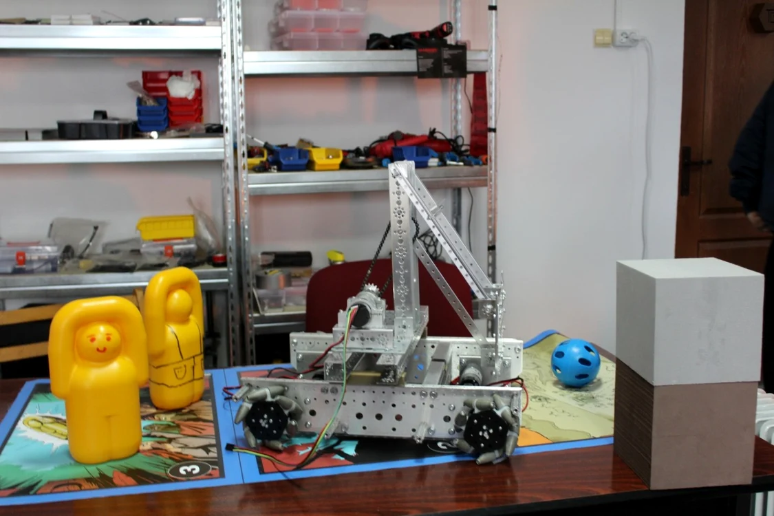 Roboti