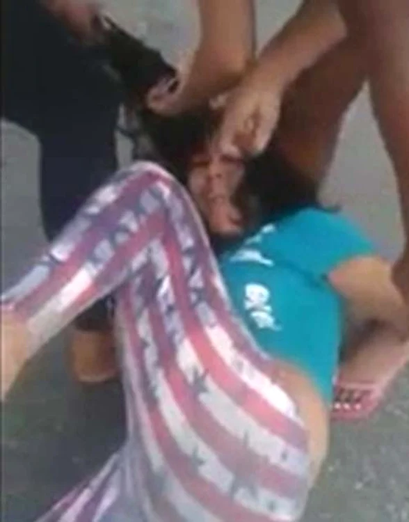 Bătută şi umilită de iubita băiatului pe care îl dorea