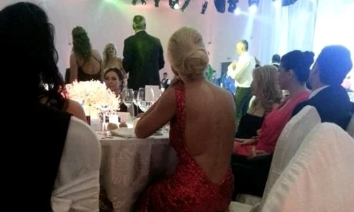 Elena Udrea, la nunta Robertei Anastase  (Foto: ph online ro) jpeg
